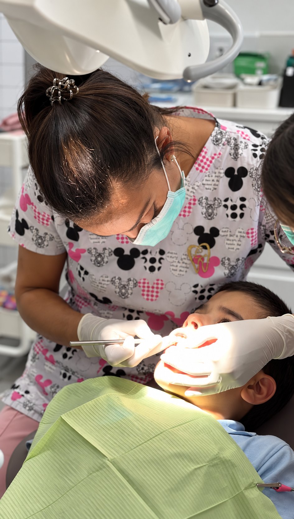 Médica dentista a observar os dentes de uma criança