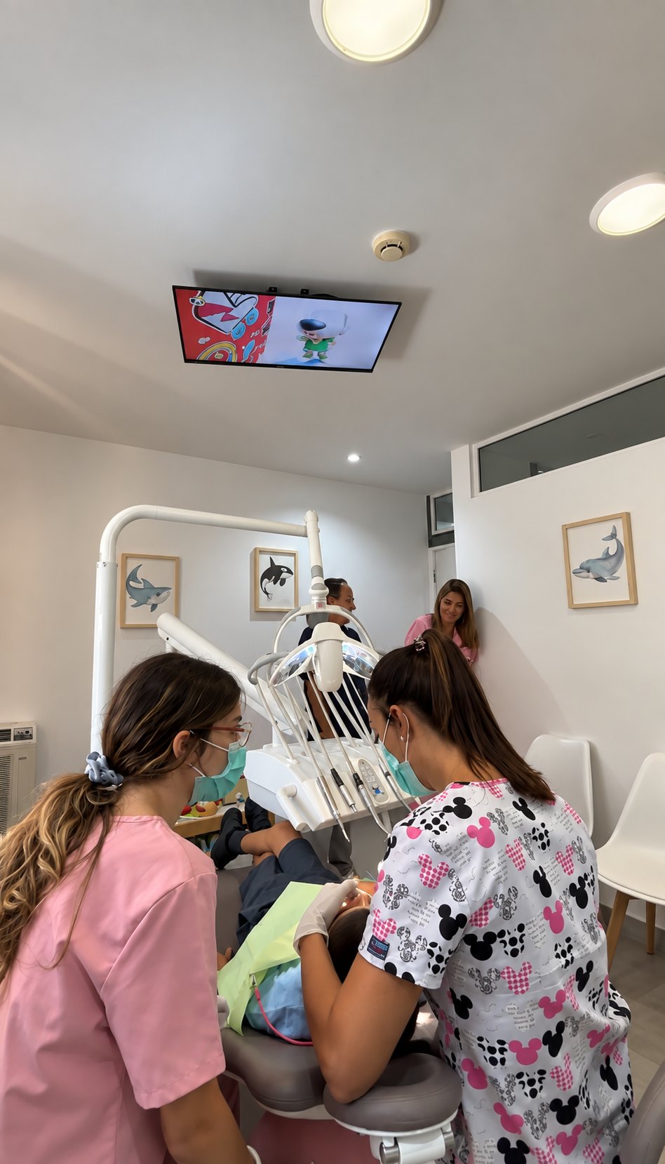 Consultório infantil com televisão no teto